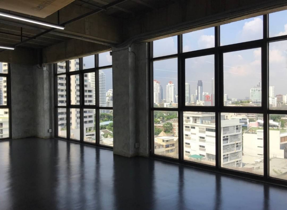 Shophouse/Office Space 200m.from BTS Prompong 130,000/mth Am: 0656199198