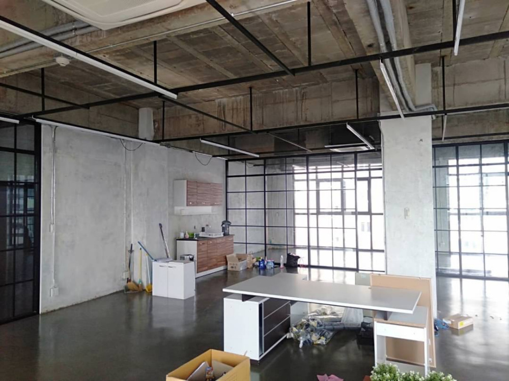 Shophouse/Office Space 200m.from BTS Prompong 130,000/mth Am: 0656199198