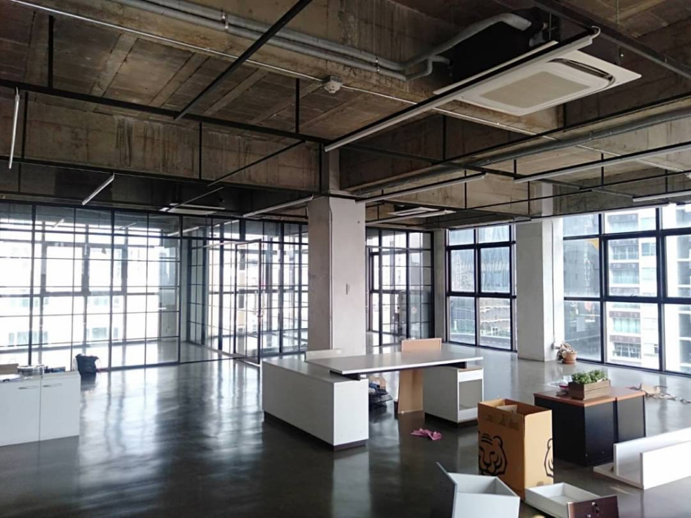 Shophouse/Office Space 200m.from BTS Prompong 130,000/mth Am: 0656199198