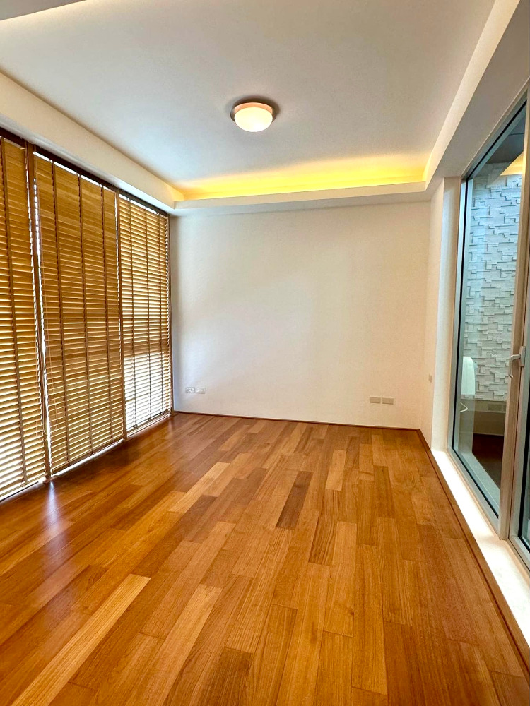 The Lofts Sathorn: Sathorn soi 1 39 sqwah 390sqm. 3bed 3bath 34,500,000 Am: 0656199198