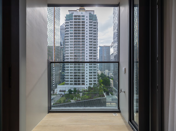 Tonson One Residence: 2bed 2bath + powder room 118sqm 160,000/mth Am: 0656199198