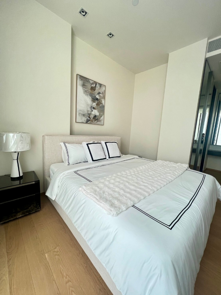 28 Chidlom: 74.01sqm 2bed 2bath 21,900,000 Am: 0656199198