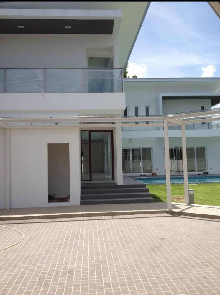 Panya village Pattanakarn 30: 187sqwah 450 sqm. 4bed 5bath 300,000/mth Am: 0656199198