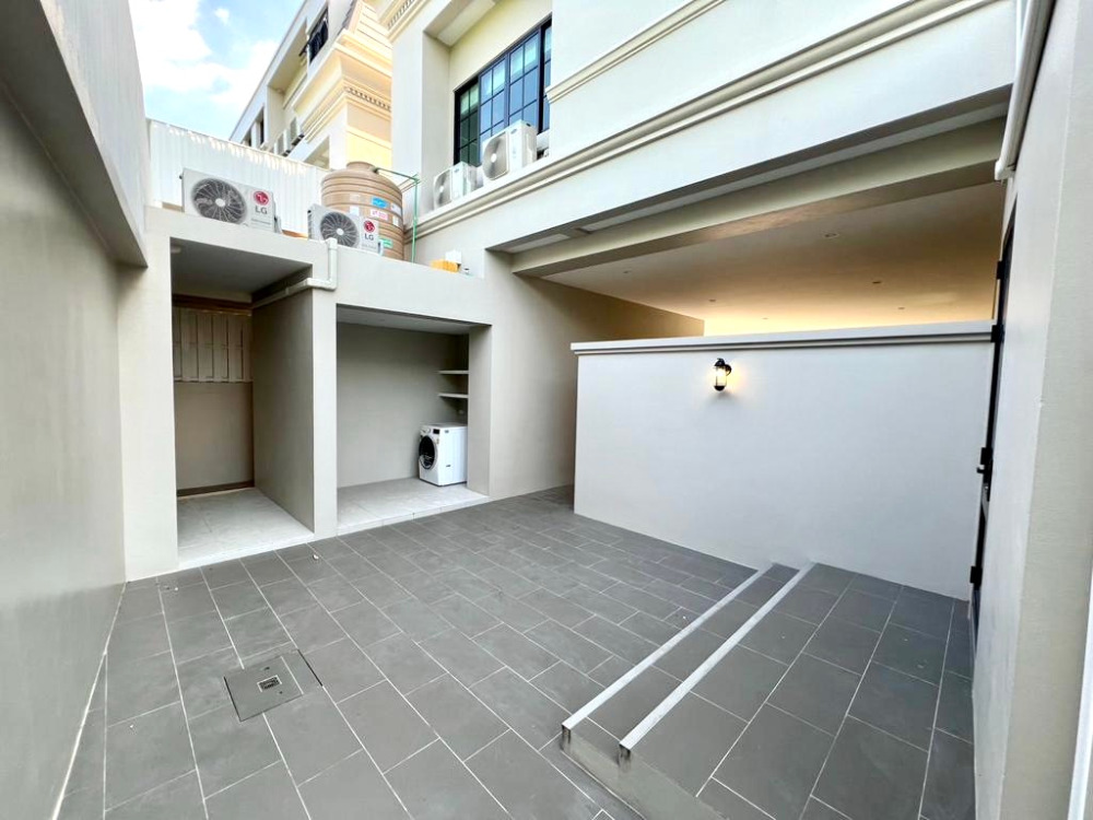 The Welton Rama 3: 88.1sqwah 578sqm. 5bed 5bath 81,000,000 Am: 0656199198