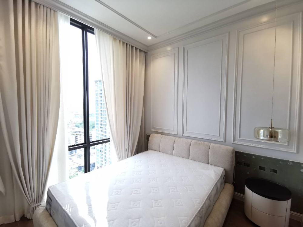 Muniq Langsuan: 3bed 4bath 123.29sqm. 180,000/mth Am: 0656199198