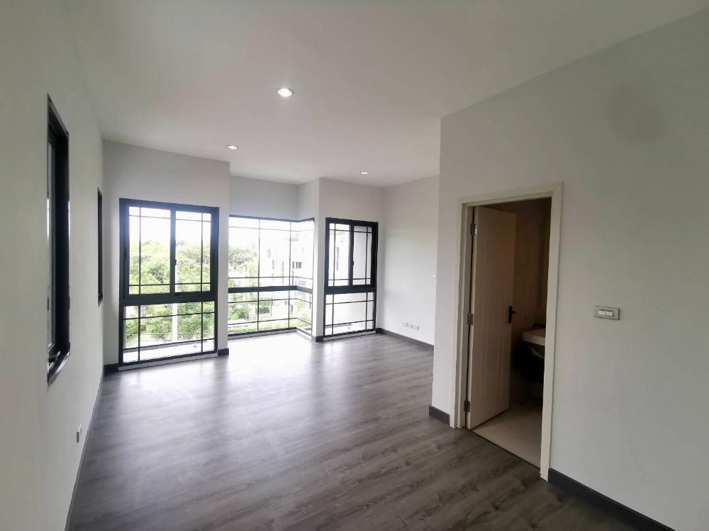 Classe Sukhumvit 77 (Onnut 21): 40.7sqwah 241sqm. 4bed 4bath 24,000,000 Am: 0656199198