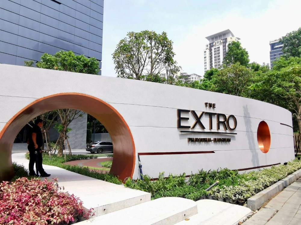 The Extro: 1bed 1bath 35sqm. corner unit 8,800,000 Am: 0656199198