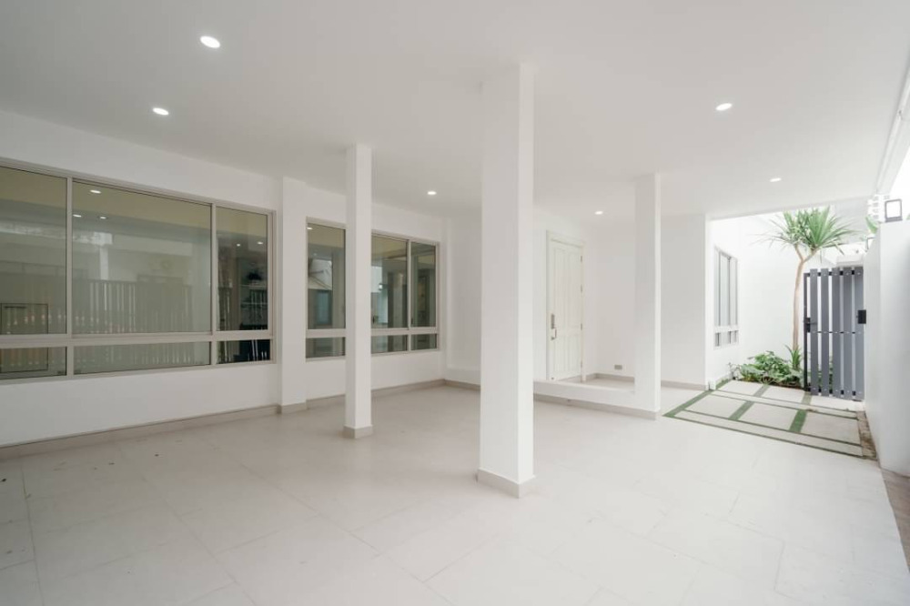 Townhouse for sell Sukhumvit soi 15: 48sqwah 440sqm. 4bed 6bath 41,900,000 Am: 0656199198