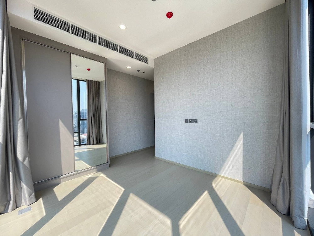 The Extro: 1bed 1bath 35sqm. corner unit 8,800,000 Am: 0656199198