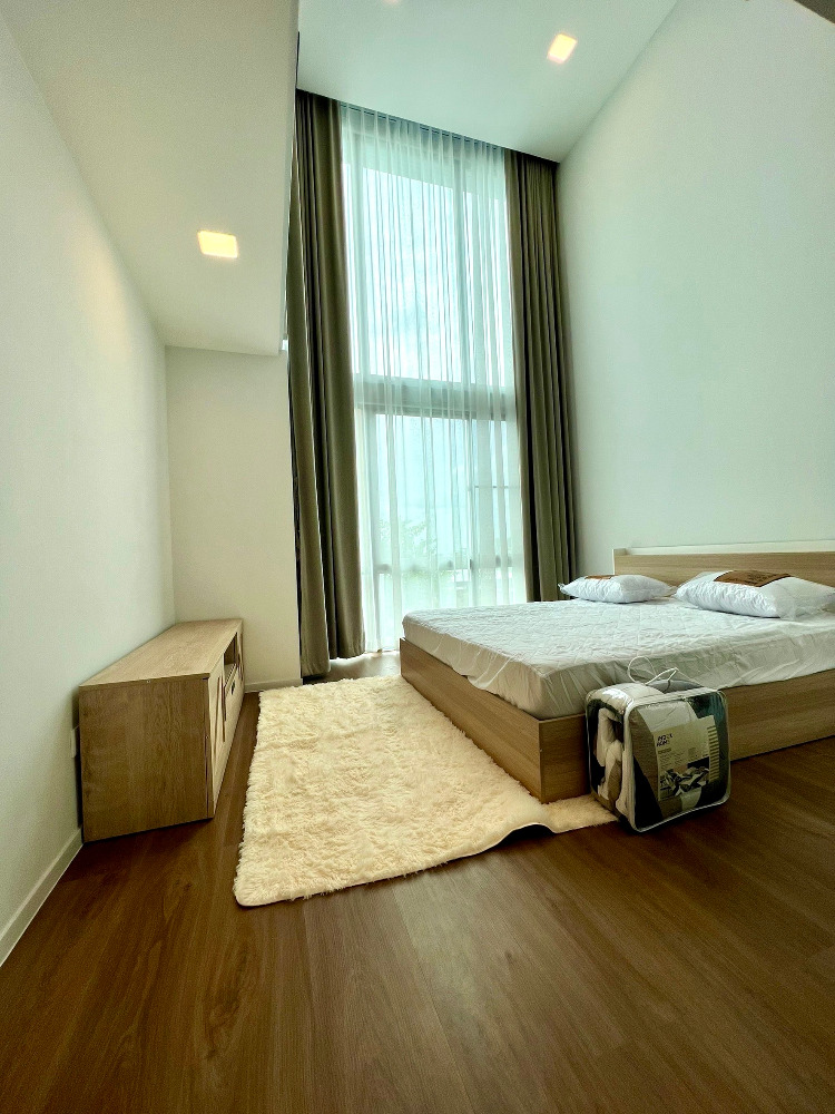 VIVE Rama 9: 76sqwah 324sqm. 3bed 4bath 200,000/mth Am: 0656199198