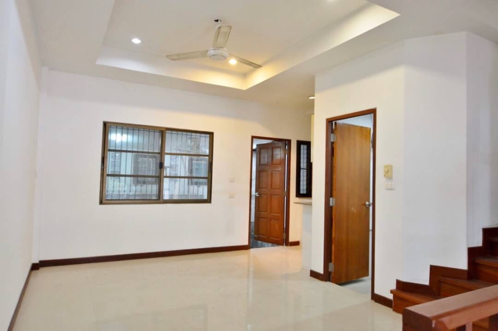 Townhouse Onnut next to Lotus Onnut: 20 Sq.wah 200sqm 3bed 3bath 11,900,000 Am: 0656199198