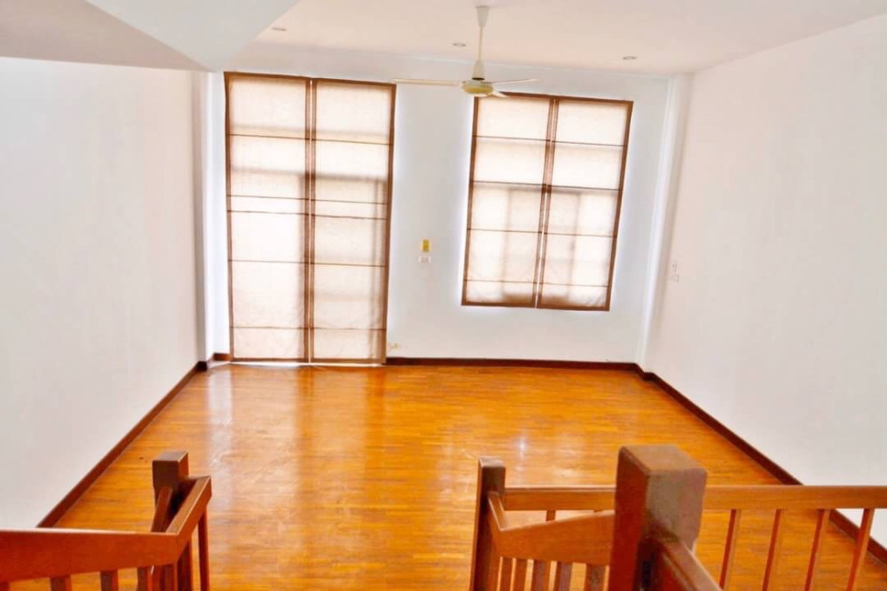 Townhouse Onnut next to Lotus Onnut: 20 Sq.wah 200sqm 3bed 3bath 11,900,000 Am: 0656199198