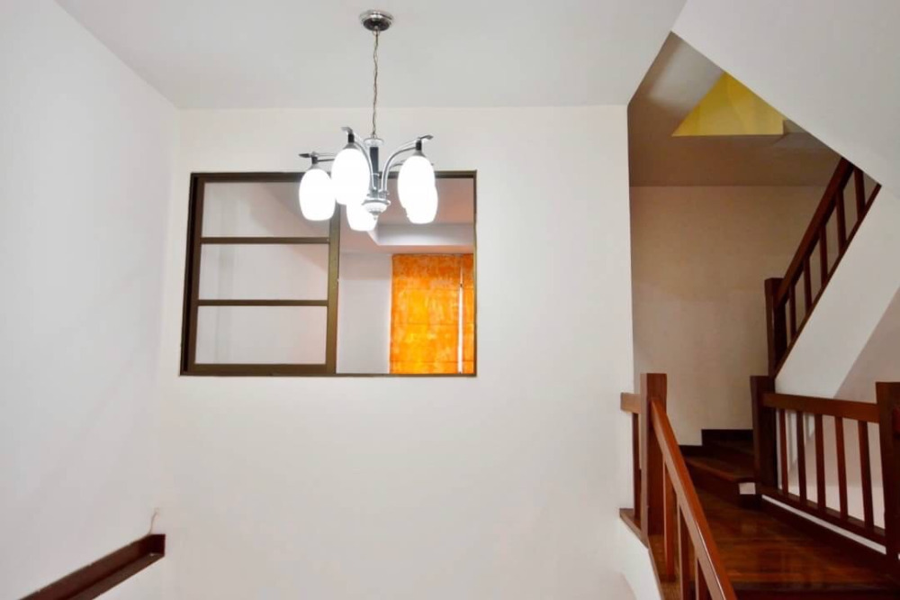 Townhouse Onnut next to Lotus Onnut: 20 Sq.wah 200sqm 3bed 3bath 11,900,000 Am: 0656199198