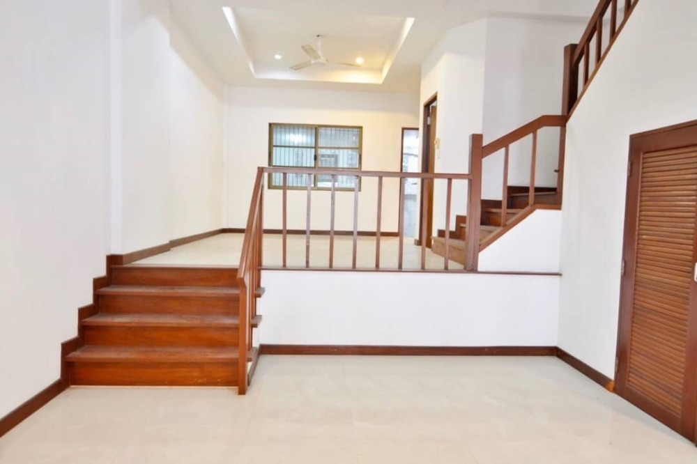 Townhouse Onnut next to Lotus Onnut: 20 Sq.wah 200sqm 3bed 3bath 11,900,000 Am: 0656199198