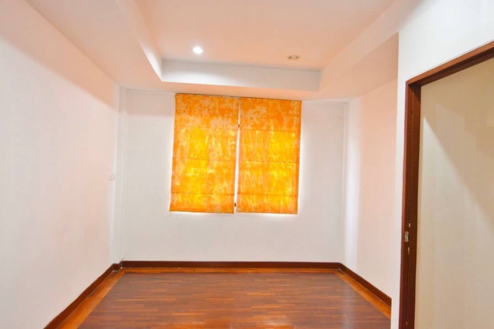 Townhouse Onnut next to Lotus Onnut: 20 Sq.wah 200sqm 3bed 3bath 11,900,000 Am: 0656199198