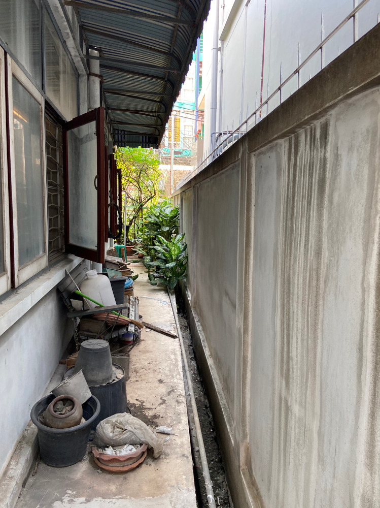 Land for sell Silom soi 14: 95.1sqwah 80,000,000 Am: 0656199198