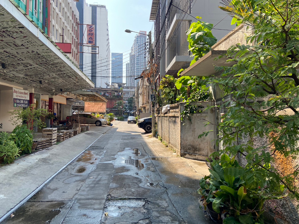 Land for sell Silom soi 14: 95.1sqwah 80,000,000 Am: 0656199198