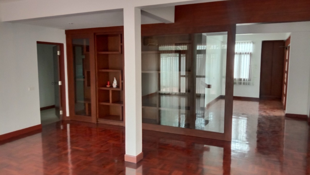 House for rent Sukhumvit 49: 237sqwah 384sqm. 4bed 5bath 170,000/mth. Am: 0656199198