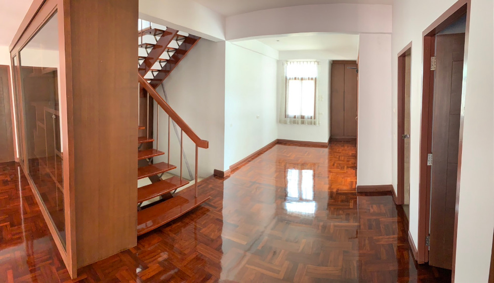 House for rent Sukhumvit 49: 237sqwah 384sqm. 4bed 5bath 170,000/mth. Am: 0656199198