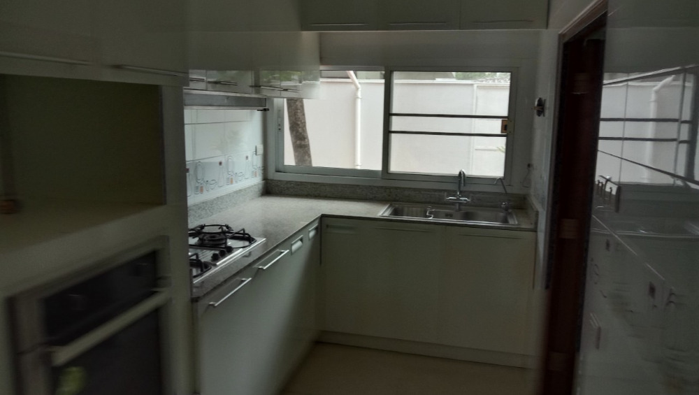 House for rent Sukhumvit 49: 237sqwah 384sqm. 4bed 5bath 170,000/mth. Am: 0656199198