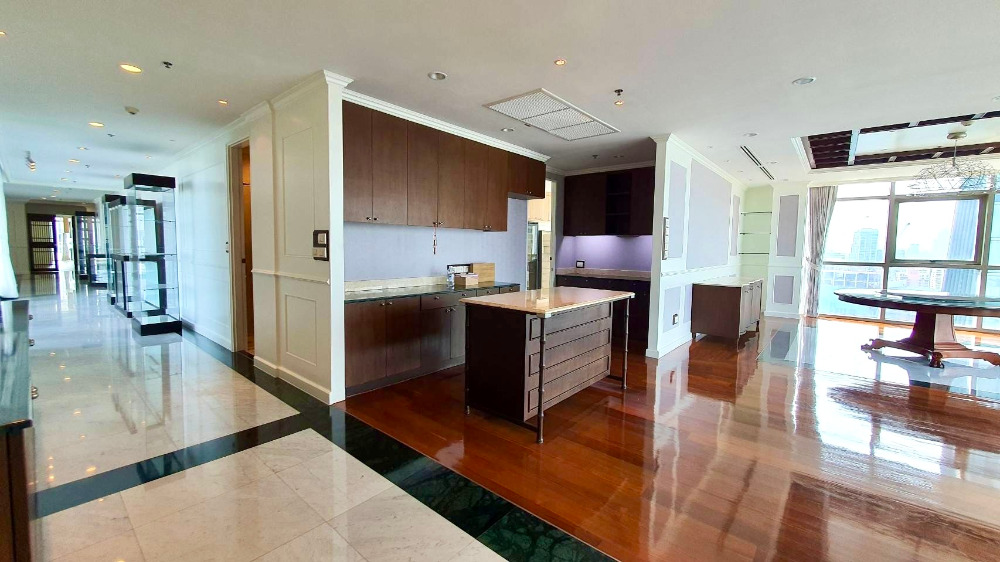 The Madison Penthouse whole floor: 650sqm. 5bed 6bath 218,000,000 Am: 0656199198