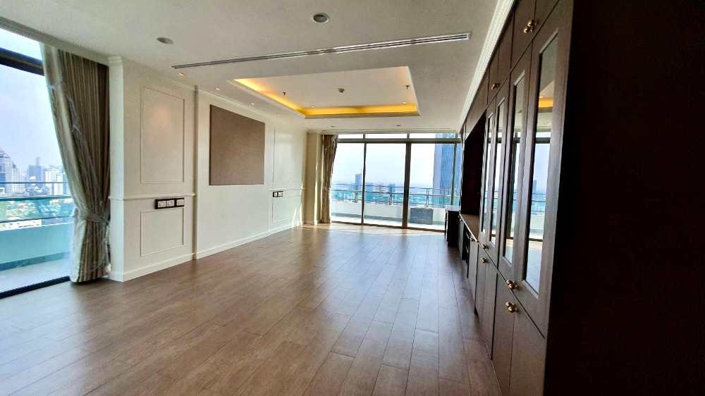 The Madison Penthouse whole floor: 650sqm. 5bed 6bath 218,000,000 Am: 0656199198