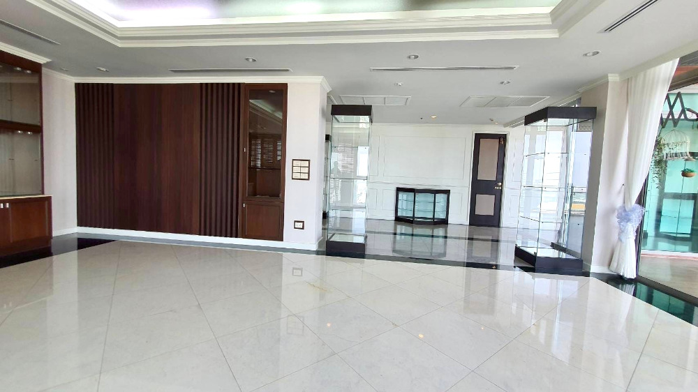 The Madison Penthouse whole floor: 650sqm. 5bed 6bath 218,000,000 Am: 0656199198