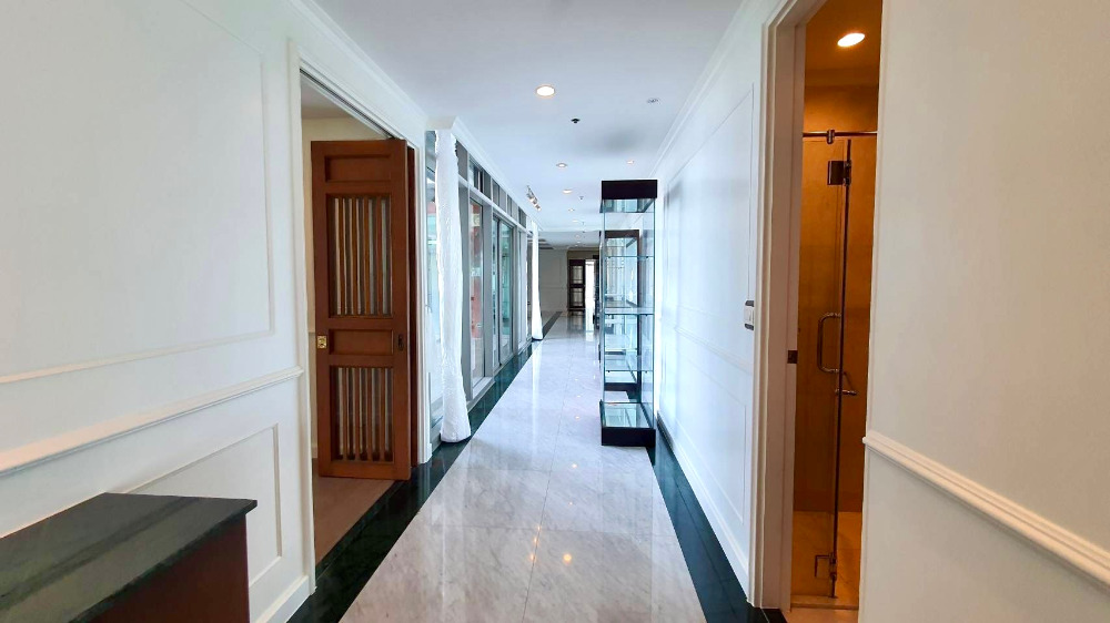 The Madison Penthouse whole floor: 650sqm. 5bed 6bath 218,000,000 Am: 0656199198