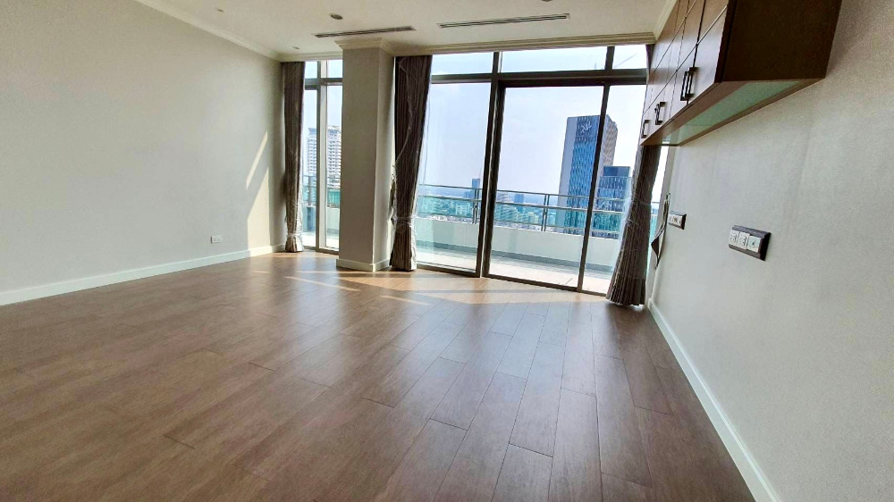 The Madison Penthouse whole floor: 650sqm. 5bed 6bath 218,000,000 Am: 0656199198