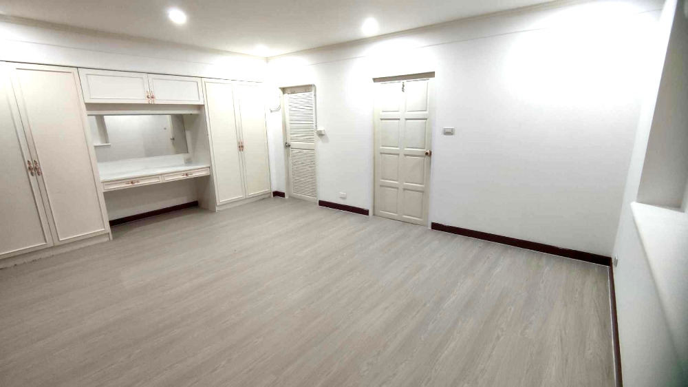 Townhouse Thonglor 21: 3bed 4bath 39sqwah 90,000/mth Am: 0656199198