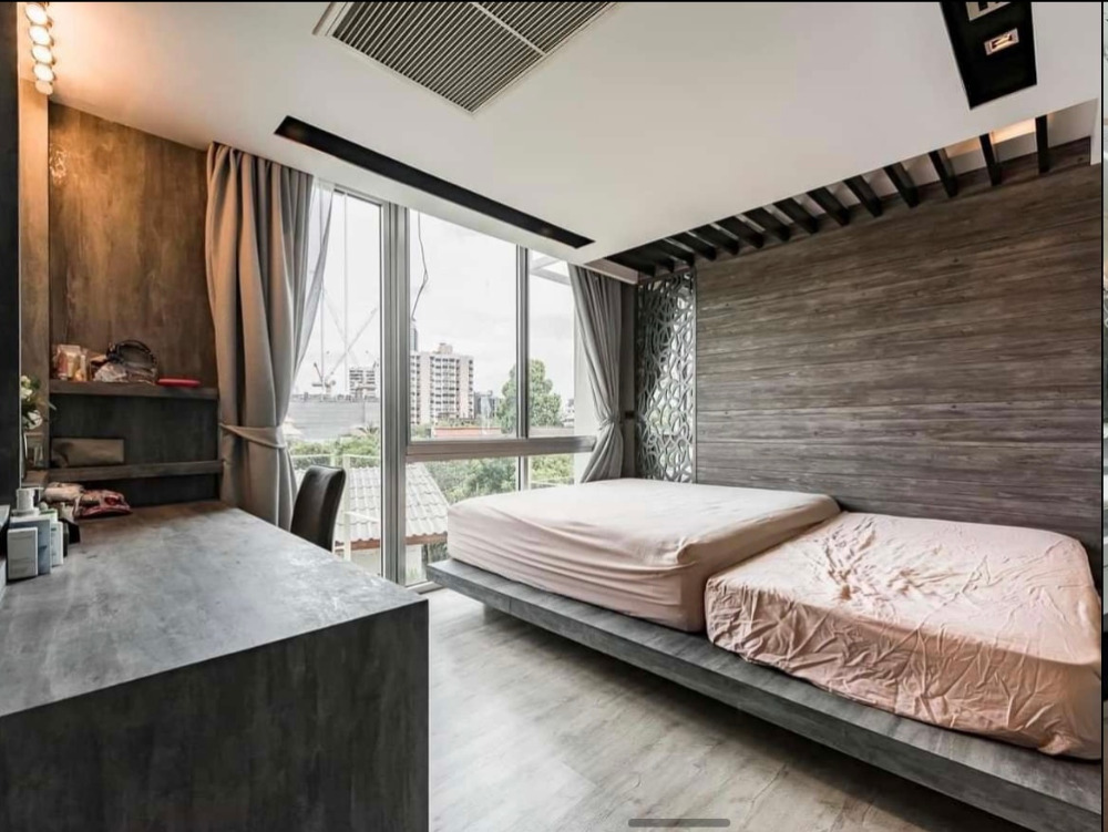 The Lofts Sathorn: 34.1sqwah  350sqm. 4bed 4bath 39,900,000 Am: 0656199198