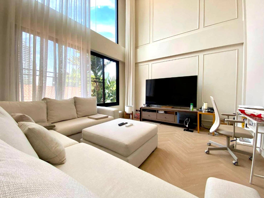 Townhouse Sukhumvit 49: 3bed 3bath 85,000/mth newly renovated double volume Am: 0656199198