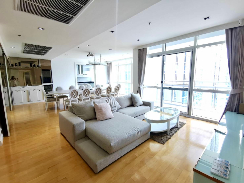 Athenee Residence: 4bed 4bath 209sqm. 2XFl 200,000/mth Am: 0656199198