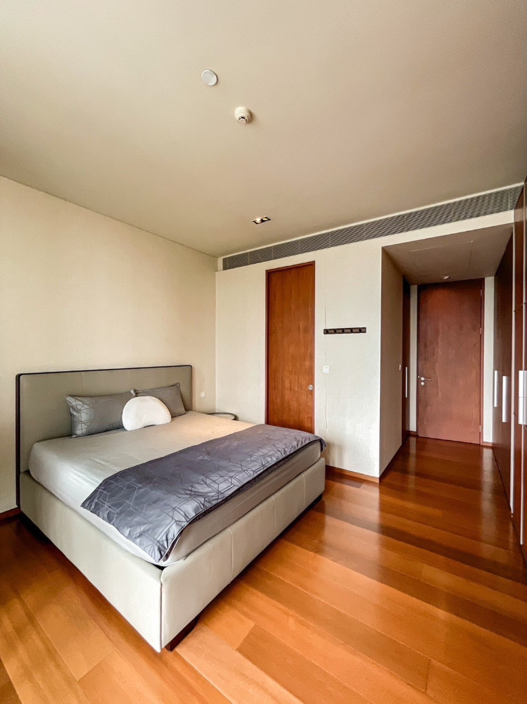 Sukhothai Residences: Duplex 4bed 4bath 325sqm. 120,000,000 Am: 0656199198