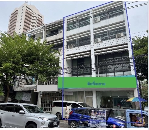 Shophouse soi Promsri (Sukhumvit 39) 39.4sqwah 550sqm. 250,000/mth Am: 0656199198