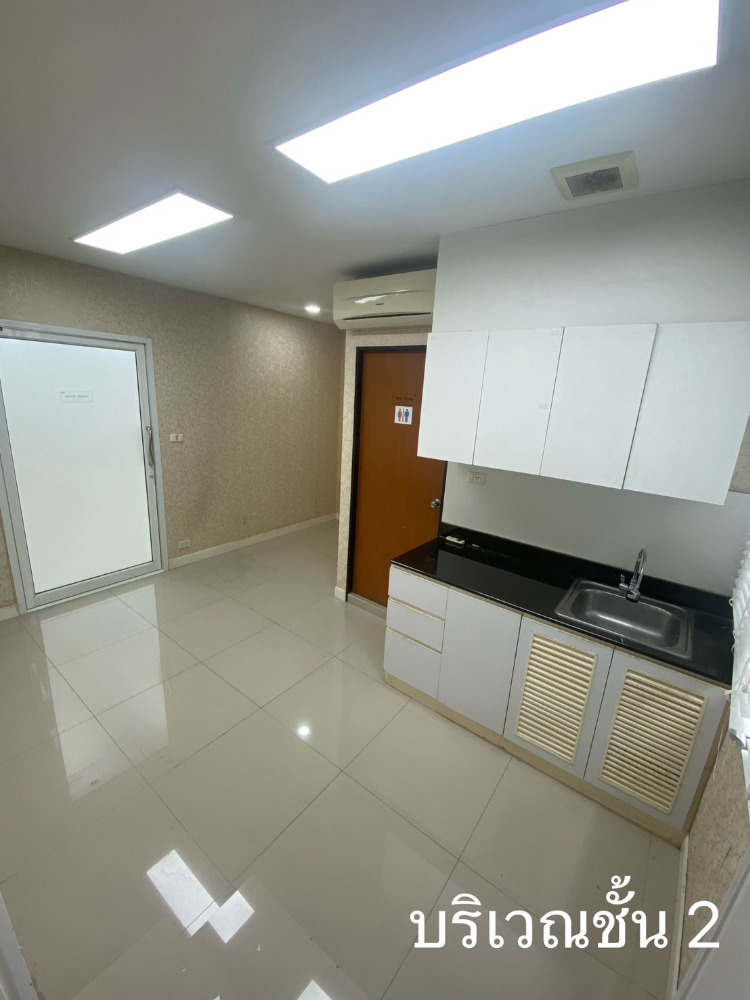 Shophouse soi Promsri (Sukhumvit 39) 39.4sqwah 550sqm. 250,000/mth Am: 0656199198