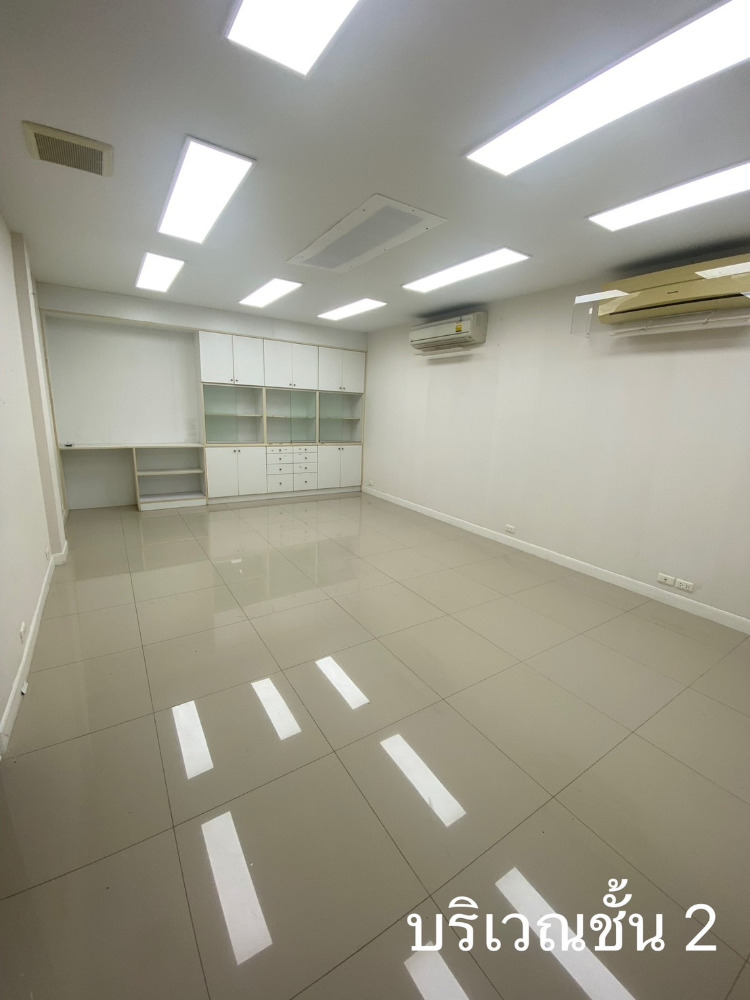 Shophouse soi Promsri (Sukhumvit 39) 39.4sqwah 550sqm. 250,000/mth Am: 0656199198