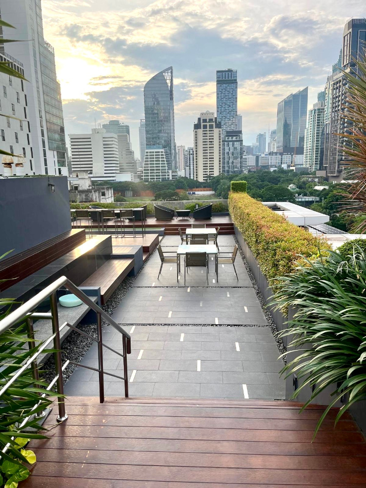 O2 Hip Ploenchit soi NaiLert: 2bed 2bath 99sqm. Top Floor