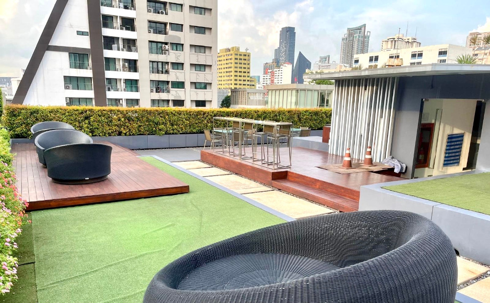 O2 Hip Ploenchit soi NaiLert: 2bed 2bath 99sqm. Top Floor