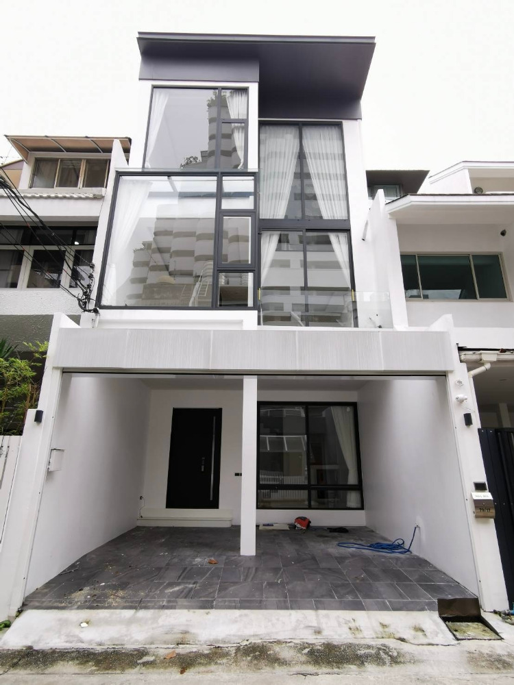 Townhouse for sell Sukhumvit soi 15: 25 sqwah  250 sqm. 4 bed 4 bath 29,900,000 Am: 0656199198