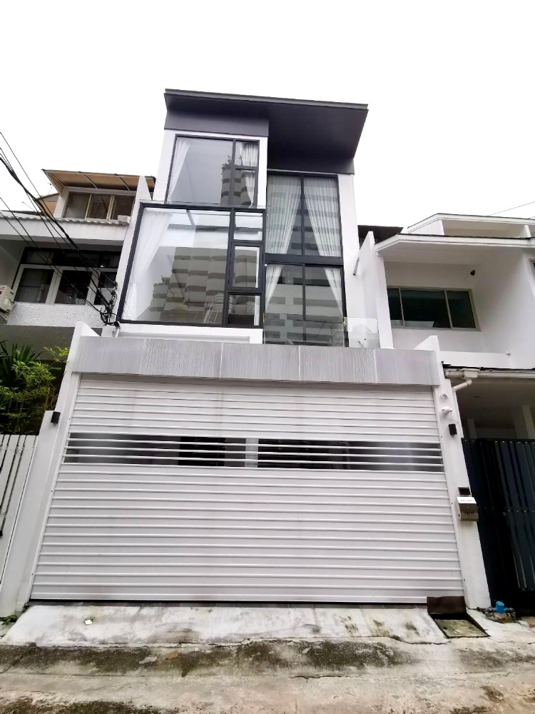 Townhouse for sell Sukhumvit soi 15: 25 sqwah  250 sqm. 4 bed 4 bath 29,900,000 Am: 0656199198