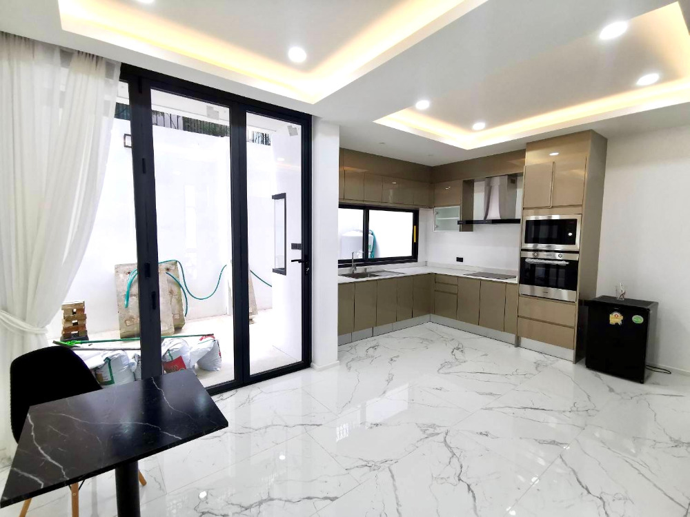 Townhouse for sell Sukhumvit soi 15: 25 sqwah  250 sqm. 4 bed 4 bath 29,900,000 Am: 0656199198