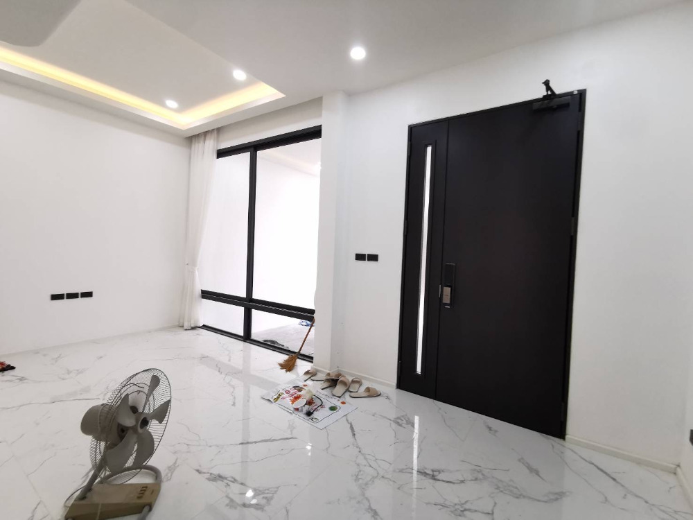 Townhouse for sell Sukhumvit soi 15: 25 sqwah  250 sqm. 4 bed 4 bath 29,900,000 Am: 0656199198