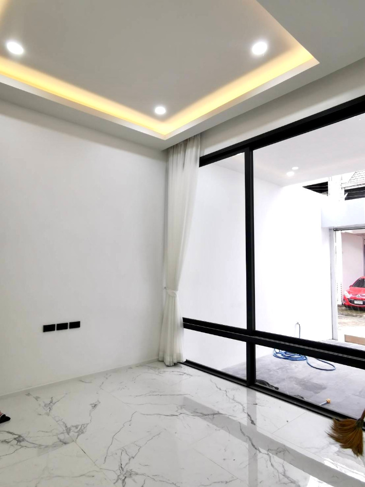 Townhouse for sell Sukhumvit soi 15: 25 sqwah  250 sqm. 4 bed 4 bath 29,900,000 Am: 0656199198