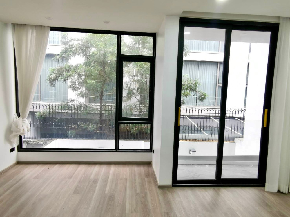 Townhouse for sell Sukhumvit soi 15: 25 sqwah  250 sqm. 4 bed 4 bath 29,900,000 Am: 0656199198