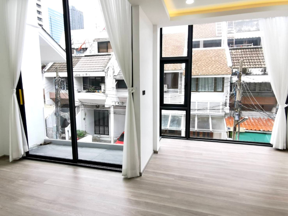 Townhouse for sell Sukhumvit soi 15: 25 sqwah  250 sqm. 4 bed 4 bath 29,900,000 Am: 0656199198