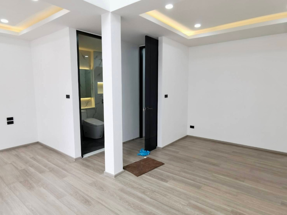 Townhouse for sell Sukhumvit soi 15: 25 sqwah  250 sqm. 4 bed 4 bath 29,900,000 Am: 0656199198