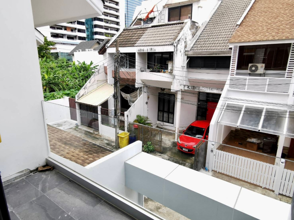 Townhouse for sell Sukhumvit soi 15: 25 sqwah  250 sqm. 4 bed 4 bath 29,900,000 Am: 0656199198