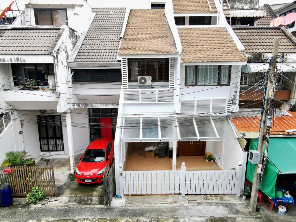 Townhouse for sell Sukhumvit soi 15: 25 sqwah  250 sqm. 4 bed 4 bath 29,900,000 Am: 0656199198