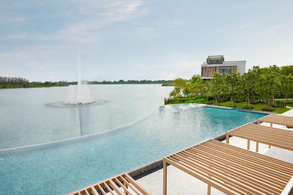 Lake legend Bangna- Suvarnabhumi: 214.20sqwah 563sqm. 4bed 4bath private pool by the lake 99,000,000 Am: 0656199198